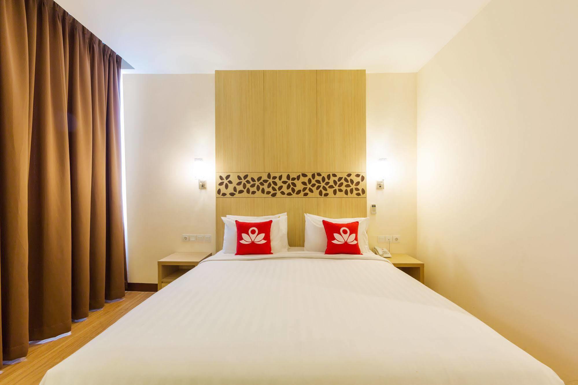 Zen Rooms Kuta Tuban Suites Экстерьер фото