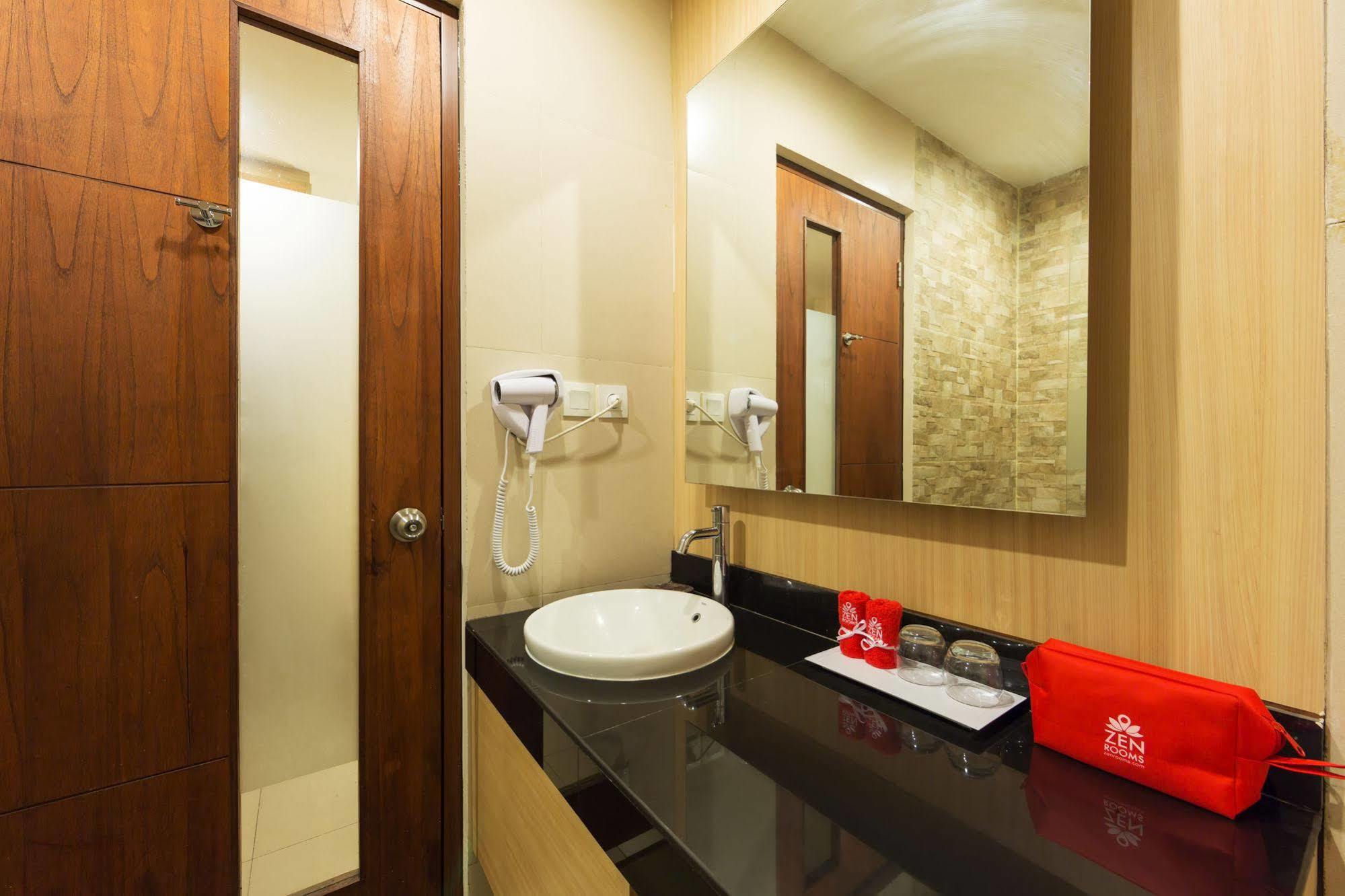 Zen Rooms Kuta Tuban Suites Экстерьер фото