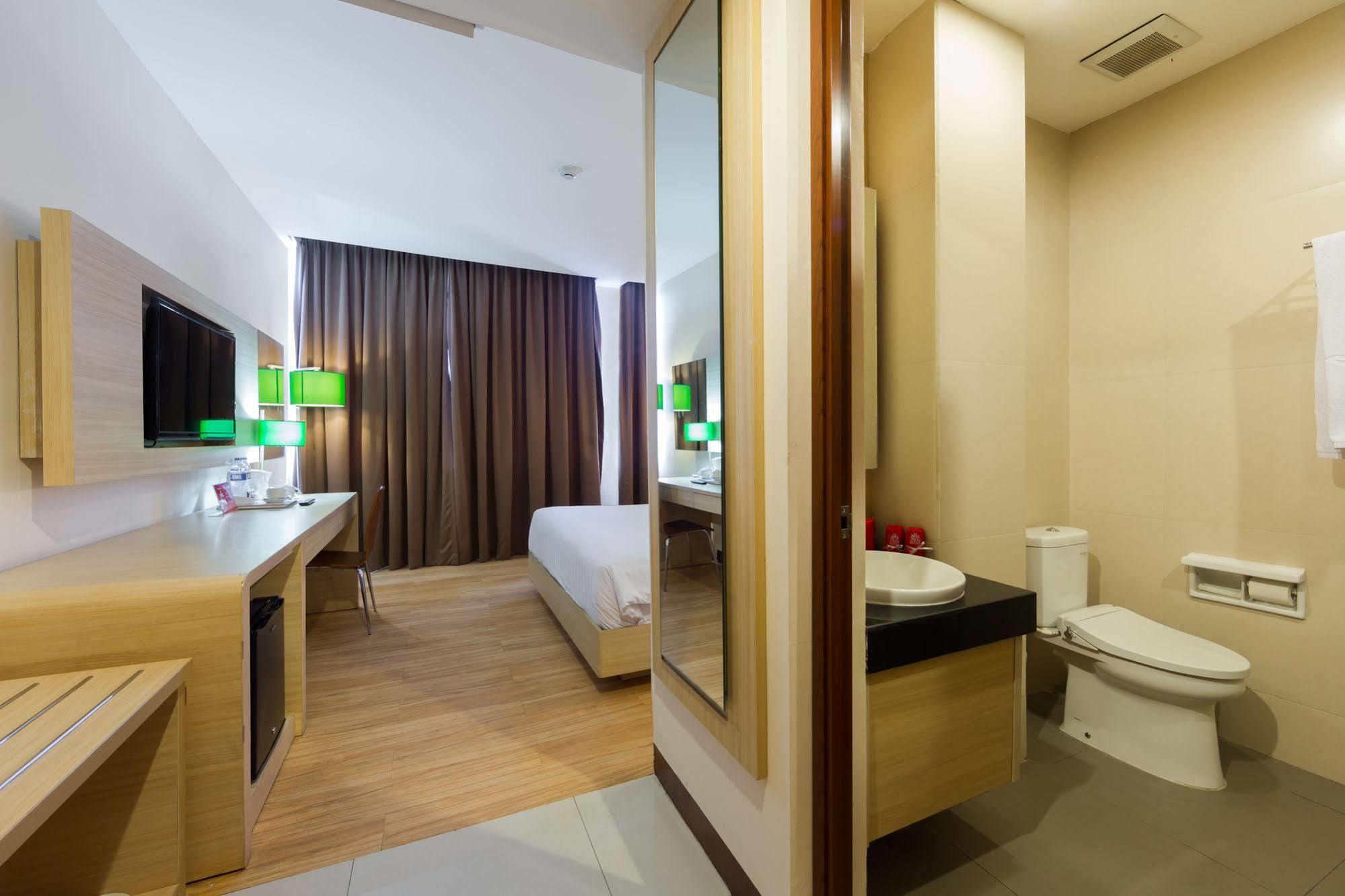 Zen Rooms Kuta Tuban Suites Экстерьер фото