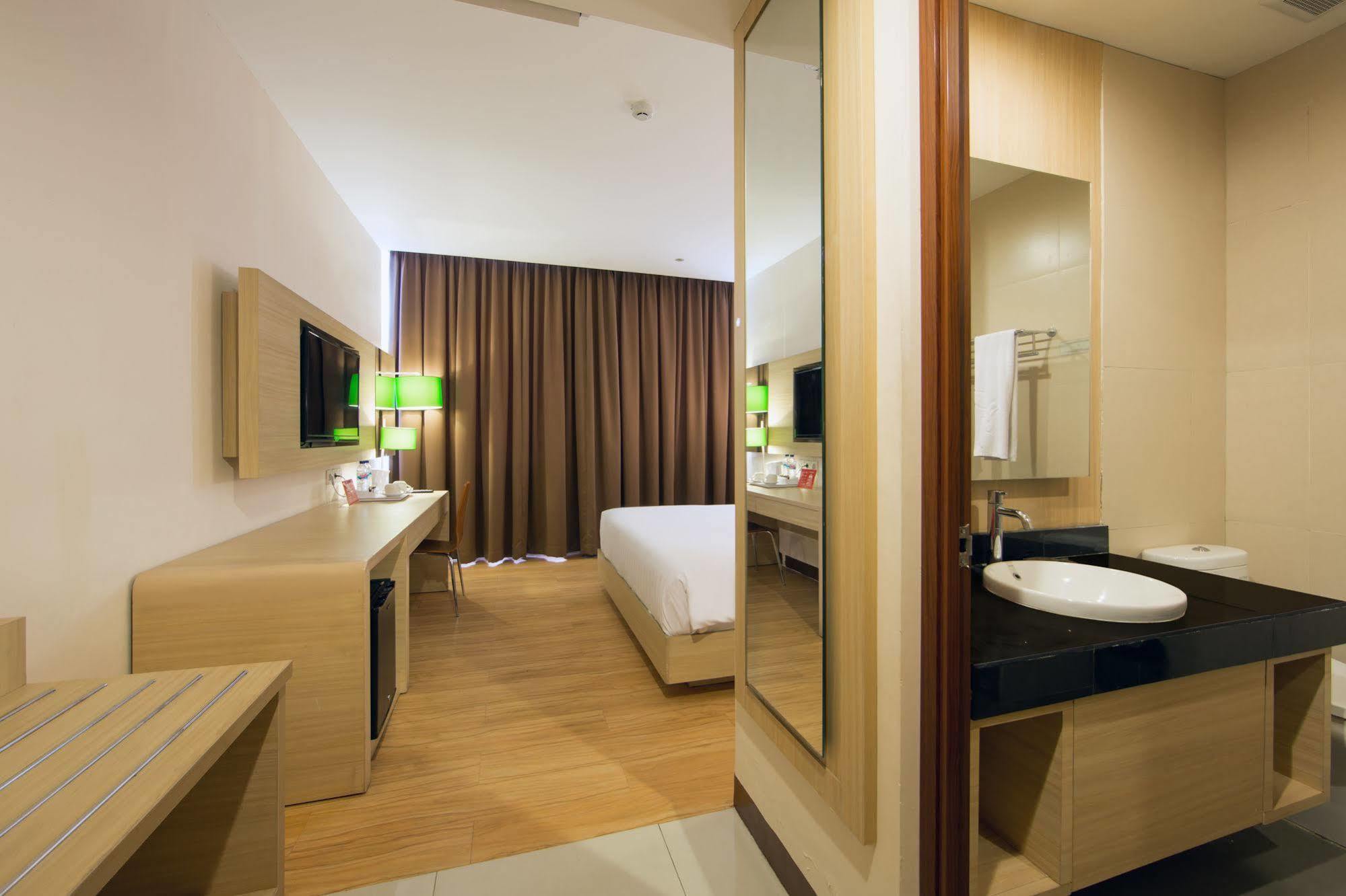 Zen Rooms Kuta Tuban Suites Экстерьер фото