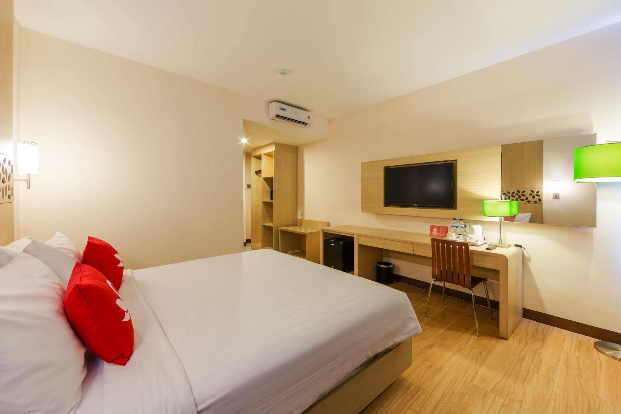 Zen Rooms Kuta Tuban Suites Экстерьер фото