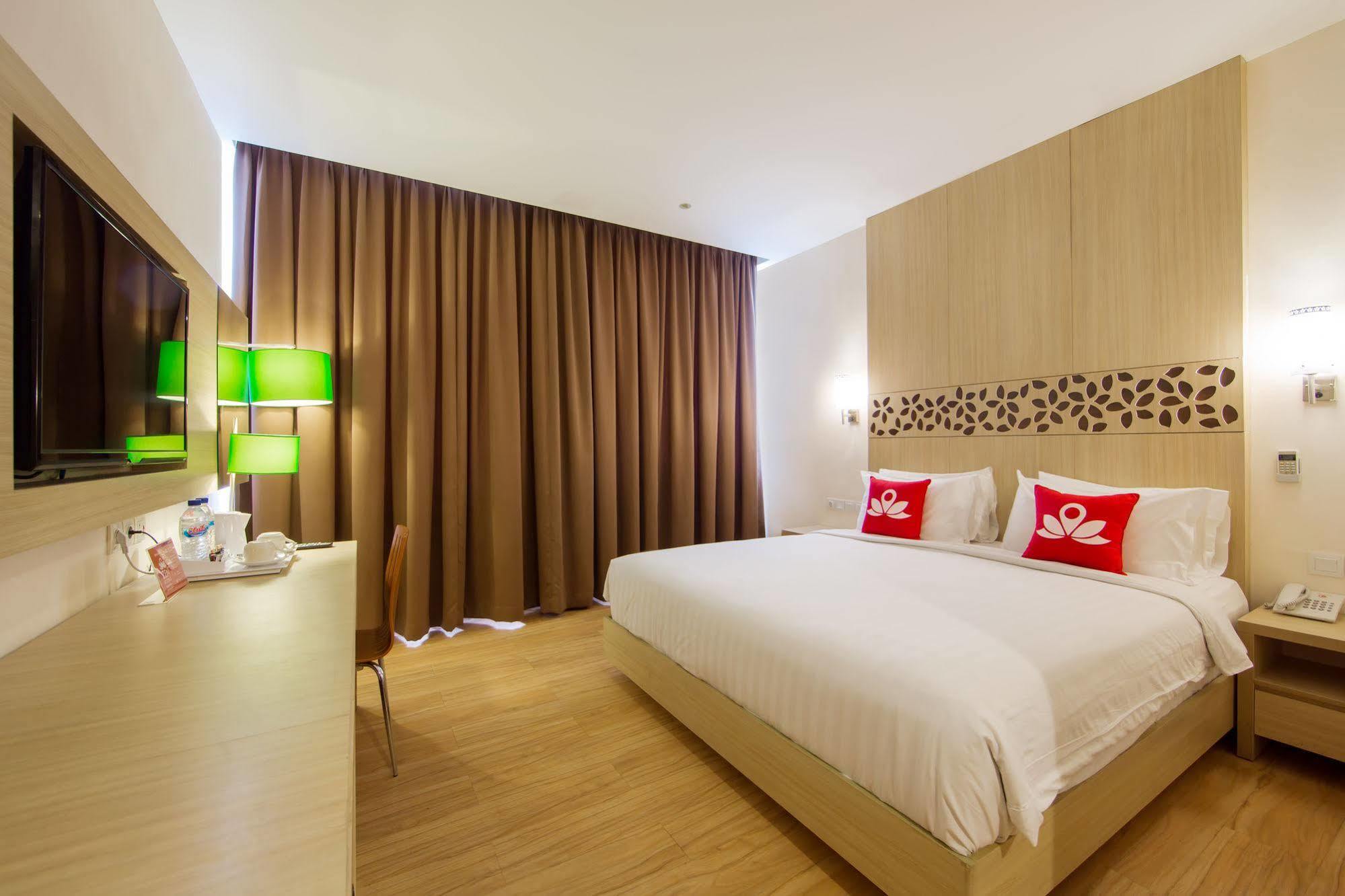 Zen Rooms Kuta Tuban Suites Экстерьер фото